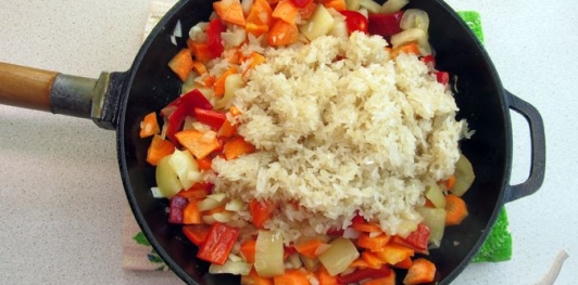 Фото приготовления рецепта: Курица с рисом, картошкой и болгарским перцем (в духовке) - шаг №10