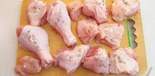 Фото приготовления рецепта: Курица с рисом, картошкой и болгарским перцем (в духовке) - шаг №3