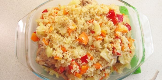 Фото приготовления рецепта: Курица с рисом, картошкой и болгарским перцем (в духовке) - шаг №14