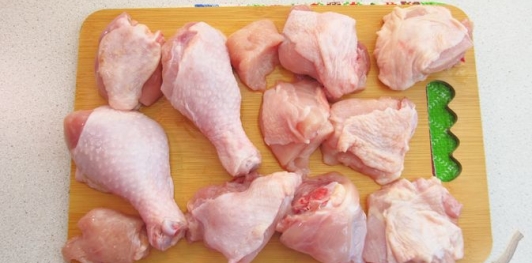 Фото приготовления рецепта: Курица с рисом, картошкой и болгарским перцем (в духовке) - шаг №2