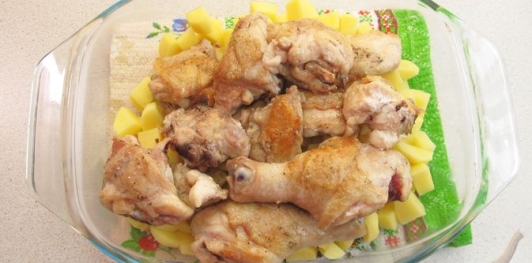 Фото приготовления рецепта: Курица с рисом, картошкой и болгарским перцем (в духовке) - шаг №13