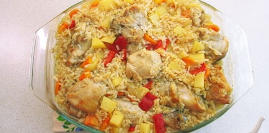 Фото приготовления рецепта: Курица с рисом, картошкой и болгарским перцем (в духовке) - шаг №18