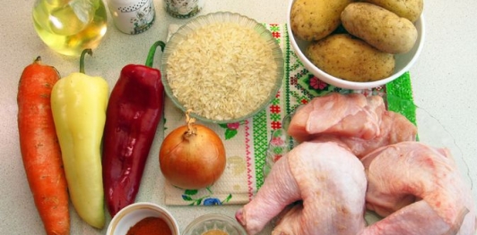 Фото приготовления рецепта: Курица с рисом, картошкой и болгарским перцем (в духовке) - шаг №1
