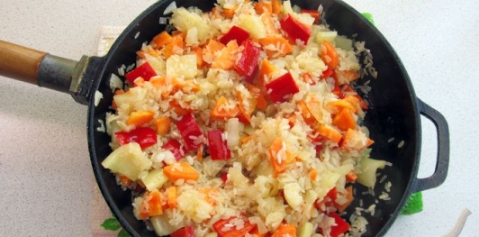 Фото приготовления рецепта: Курица с рисом, картошкой и болгарским перцем (в духовке) - шаг №11