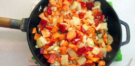 Фото приготовления рецепта: Курица с рисом, картошкой и болгарским перцем (в духовке) - шаг №9