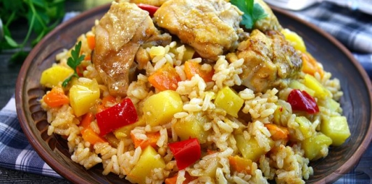 Фото приготовления рецепта: Курица с рисом, картошкой и болгарским перцем (в духовке) - шаг №20