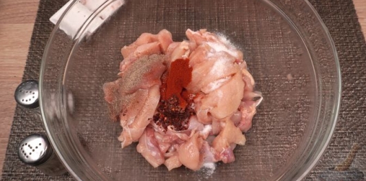 Фото приготовления рецепта: Курица в цыганском соусе - шаг №3