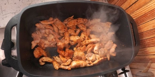 Фото приготовления рецепта: Курица в цыганском соусе - шаг №8