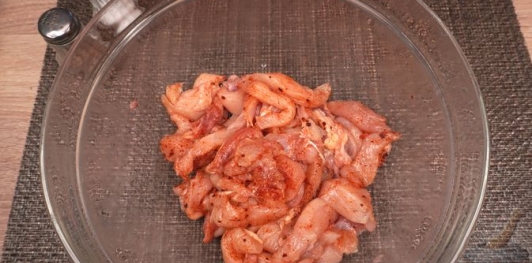 Фото приготовления рецепта: Курица в цыганском соусе - шаг №4