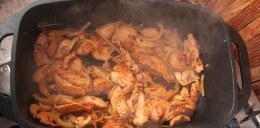 Фото приготовления рецепта: Курица в цыганском соусе - шаг №10