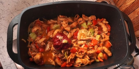 Фото приготовления рецепта: Курица в цыганском соусе - шаг №12