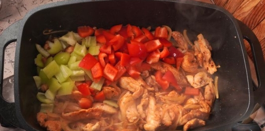 Фото приготовления рецепта: Курица в цыганском соусе - шаг №11