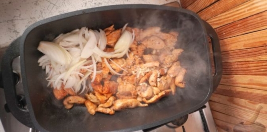 Фото приготовления рецепта: Курица в цыганском соусе - шаг №9