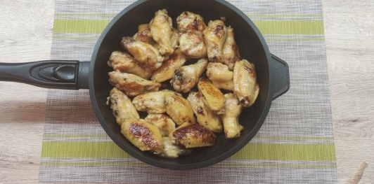 Фото приготовления рецепта: Куриные крылышки в карамельно-соевом соусе - шаг №9