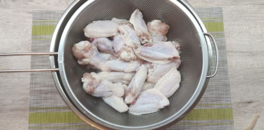 Фото приготовления рецепта: Куриные крылышки в карамельно-соевом соусе - шаг №4