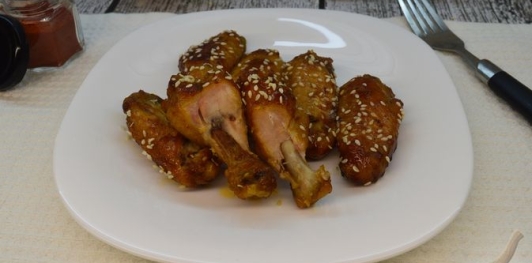 Фото приготовления рецепта: Куриные крылышки в карамельно-соевом соусе - шаг №15