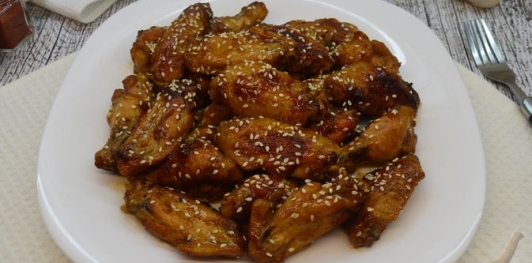 Фото приготовления рецепта: Куриные крылышки в карамельно-соевом соусе - шаг №14