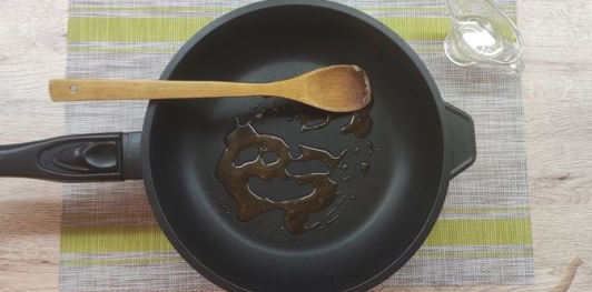 Фото приготовления рецепта: Куриные крылышки в карамельно-соевом соусе - шаг №7