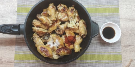 Фото приготовления рецепта: Куриные крылышки в карамельно-соевом соусе - шаг №11