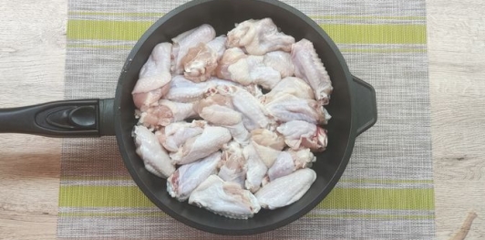 Фото приготовления рецепта: Куриные крылышки в карамельно-соевом соусе - шаг №8