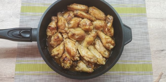 Фото приготовления рецепта: Куриные крылышки в карамельно-соевом соусе - шаг №12