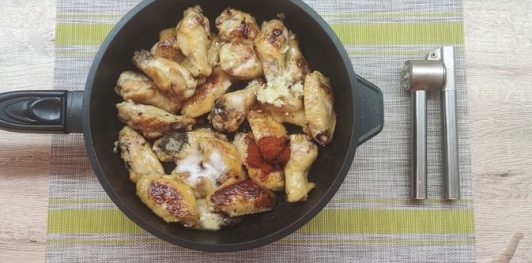 Фото приготовления рецепта: Куриные крылышки в карамельно-соевом соусе - шаг №10