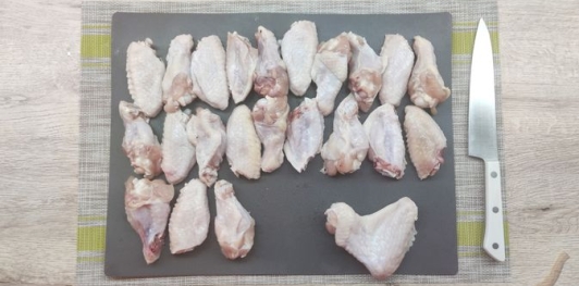 Фото приготовления рецепта: Куриные крылышки в карамельно-соевом соусе - шаг №2