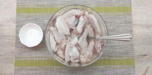 Фото приготовления рецепта: Куриные крылышки в карамельно-соевом соусе - шаг №3