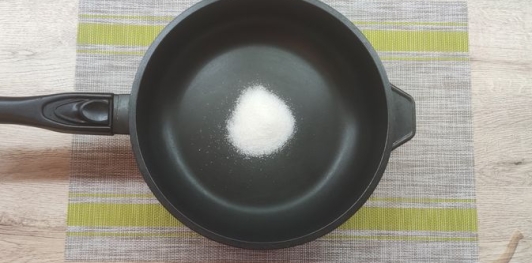 Фото приготовления рецепта: Куриные крылышки в карамельно-соевом соусе - шаг №6