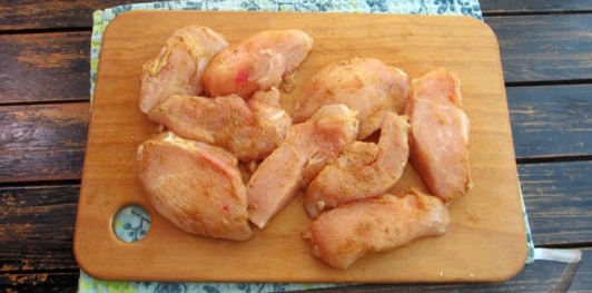 Фото приготовления рецепта: Куриные наггетсы в духовке - шаг №4