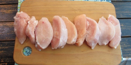 Фото приготовления рецепта: Куриные наггетсы в духовке - шаг №2