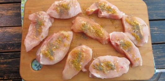 Фото приготовления рецепта: Куриные наггетсы в духовке - шаг №3