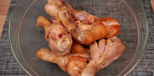 Фото приготовления рецепта: Куриные ножки с грибами в сливочном соусе - шаг №7