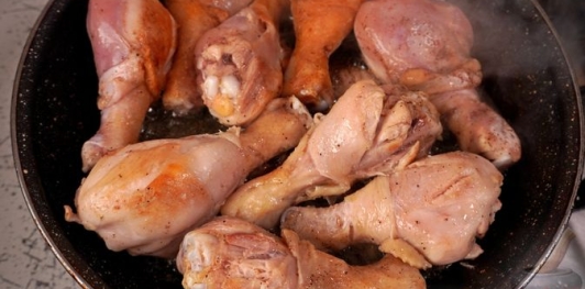 Фото приготовления рецепта: Куриные ножки с грибами в сливочном соусе - шаг №6