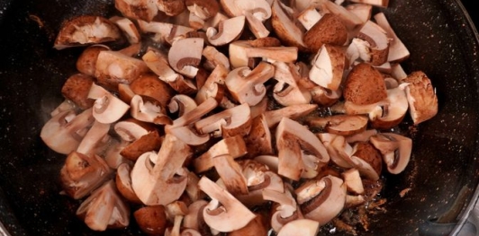 Фото приготовления рецепта: Куриные ножки с грибами в сливочном соусе - шаг №9