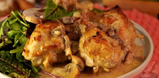 Фото приготовления рецепта: Куриные ножки с грибами в сливочном соусе - шаг №20