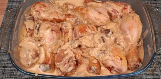 Фото приготовления рецепта: Куриные ножки с грибами в сливочном соусе - шаг №18