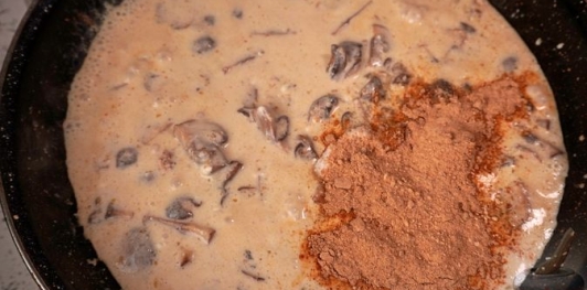 Фото приготовления рецепта: Куриные ножки с грибами в сливочном соусе - шаг №15