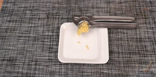 Фото приготовления рецепта: Куриные ножки с грибами в сливочном соусе - шаг №3