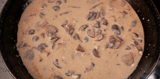 Фото приготовления рецепта: Куриные ножки с грибами в сливочном соусе - шаг №13