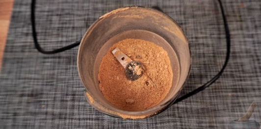 Фото приготовления рецепта: Куриные ножки с грибами в сливочном соусе - шаг №2