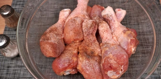 Фото приготовления рецепта: Куриные ножки с грибами в сливочном соусе - шаг №4