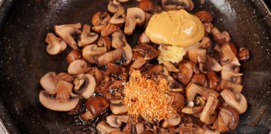 Фото приготовления рецепта: Куриные ножки с грибами в сливочном соусе - шаг №11