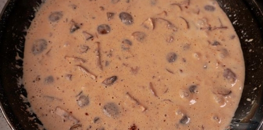 Фото приготовления рецепта: Куриные ножки с грибами в сливочном соусе - шаг №16