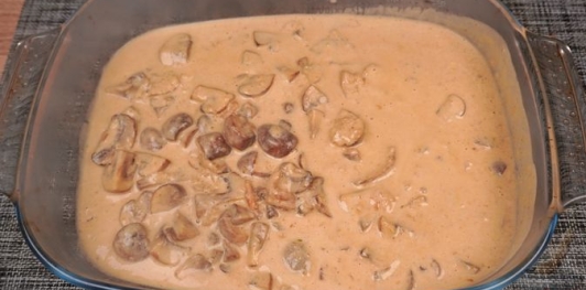 Фото приготовления рецепта: Куриные ножки с грибами в сливочном соусе - шаг №17