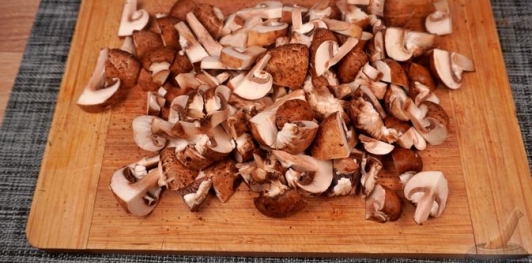 Фото приготовления рецепта: Куриные ножки с грибами в сливочном соусе - шаг №8