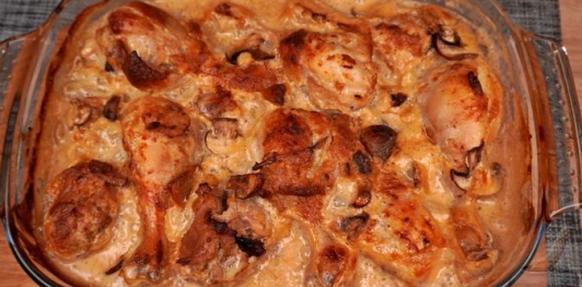 Фото приготовления рецепта: Куриные ножки с грибами в сливочном соусе - шаг №19