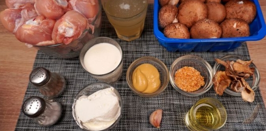 Фото приготовления рецепта: Куриные ножки с грибами в сливочном соусе - шаг №1