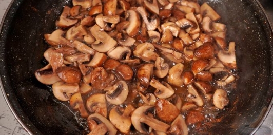 Фото приготовления рецепта: Куриные ножки с грибами в сливочном соусе - шаг №10