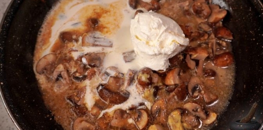 Фото приготовления рецепта: Куриные ножки с грибами в сливочном соусе - шаг №12